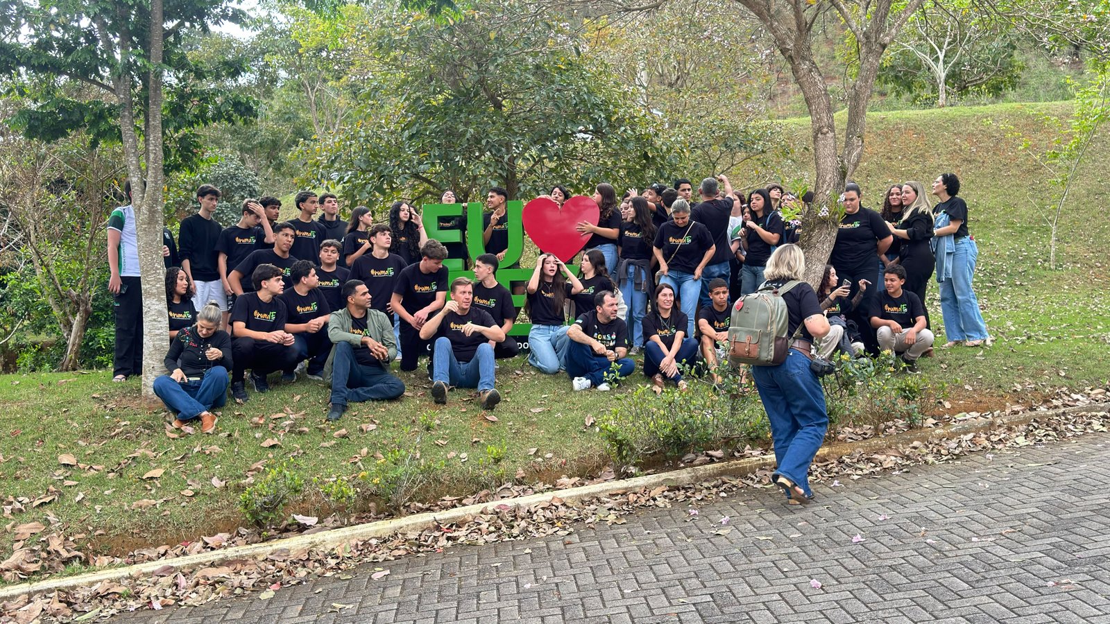 Participantes do Rumo IFES reunidos em frente ao letreiro Eu amo IFES